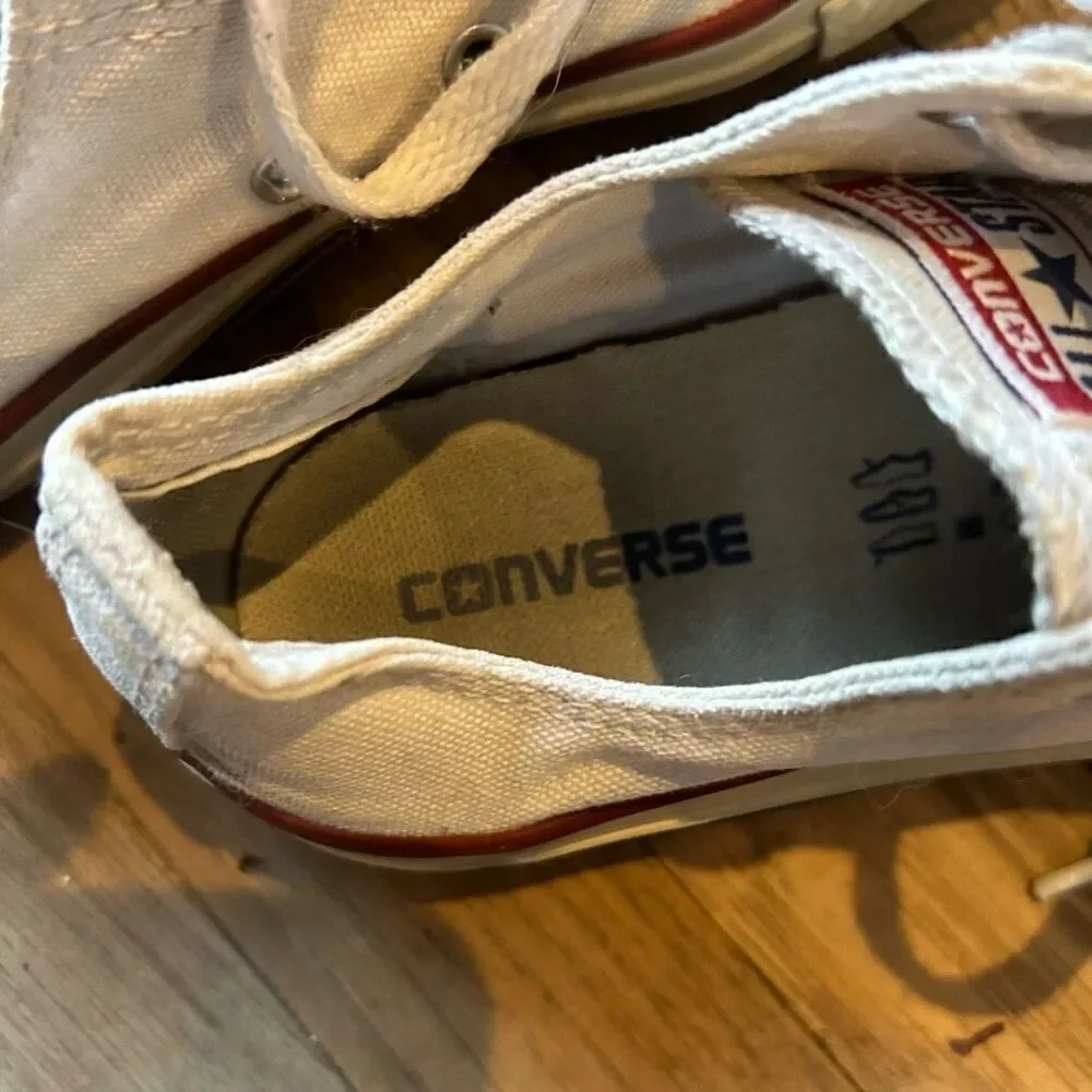 Converse lace up